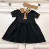 Ropa de bebé de diseño de lujo Puños de encaje plisados ​​vestido para niñas Tamaño 59-90 CM Alta calidad Impresión de letras solapa vestido para niños a cuadros Falda infantil junio