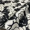 Высококачественная шелковая модная ткань с принтом, черно-белая эластичная шелковая саржевая ткань с камелией, летняя ткань для классических рубашек 240223