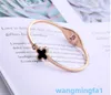 2024 Jewelry Designer Brand Vanl Cleefl Arpelslucky Four Leaf Grass Elastic Yiwu Ornament Rose Gold Fan Armband