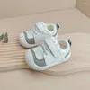 Premiers marcheurs 0-3 ans 2024 Chaussures bébé pour garçons en cuir enfant en bas âge enfants pieds nus filles baskets semelle souple en plein air enfants tennis