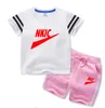 Set di pantaloncini per magliette alla moda per neonati e ragazze estivi Set di abbigliamento per ragazze in 2 pezzi stampato con marchio per bambini