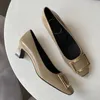 Chaussures habillées en cuir verni femmes couleur unie brillant mode slip-on concis boucle carrée femme bout carré chaussures à talons bas