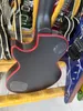 Kundenspezifische E-Gitarre, rotes Logo und Bodypack, mattes, schwarzes EMG-Tonabnehmersystem, Lightning Pack