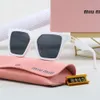 Miumius Sunglasses Męskie kobiety proste kwadratowe para modne i spersonalizowane okulary przeciwsłoneczne, listy podróżne, okulary przeciwsłoneczne