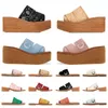Sandales de créateurs compensées pour femmes, mules plates, diapositives en lin brodé, beige, noir, blanc, rose, pantoufles douces, chaussures de plage, sandales à talons bas