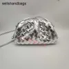 Bottegvenetass påsar påse mjukt läder vävt moln 2024 nya kvinnor dumpling mode en axel crossbody hand fold har logotyp j6qo