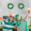 Dekoratif çiçekler 2 adet İrlanda Partisi St Patricks Günü Yeşil Çelenk Süslemeleri Çiçek Çelenk Shamrock Plastik Tinsel Ön Kapı