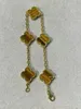 Topkwaliteit gouden bedelarmband ontwerper voor vrouwen parelmoer V-goud vijf bloemenarmband vrouwelijk 18K natuurlijk chalcedoon kristal Fritillaria chalcedoon sieraden