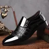 Scarpe eleganti 2024 plus size maschi da uomo indossa formale versatile in pelle versatile punta intagliata casual pigra