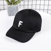 Brev F Baseball Cap Högkvalitativ svart vit justerbar hatt Hip Hop för män och kvinnor Fashion Casual Hat 240223