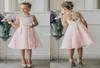 Robes de fille de fleur courtes pas cher pour les robes de mariée de plage de Bohême longueur au genou dentelle ALine 2019 demoiselle d'honneur junior enfants fête formelle9346484