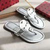 المصمم Tory Miller Soft Sandal Woman الشهيرة شهيرة Slippers Charm Sliders Black Brown Leather Leather Plat-Form Womens Burches Shoes Summer Beach Flop Flops Hlogs