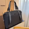 Lüks Tasarımcı Yeniden Alış Üçgen Sini Büyük Kare Naylon Crossbody Çantalar Çanta Debriyajı Omuz Kayışı Mens Cüzdan Postacı Tates Satchel Hobo Çanta Büyük