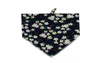 Vêtements de chien personnalisé floral imprimé fleur bandana cravate sur jolie en marguerite noire accessoires d'écharpe pour animaux de compagnie 6809577