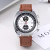 Orologio New Fashion Mens Watches Quartz Movement Watch Luxury Leather Strap With Calendar Waterproof Sport Wristwatch för Man OM2471235418