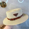 Płaska rdzeń designerka słomy czapka na zewnątrz letnia modna kasquette z dekoracją pasa na plażę wakacyjną damę wdzięczna wyjątkowa brązowy biały pj066 H4