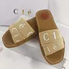 Designer slippers voor vrouwen houtachtige stoffen canvas letters merk dia's platte sandalen comfortabel trendy modieuze open tented buiten zandslipper