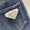 Jeans jeans de marque vêtements de marque dames taille haute et slim stretch décoré avec marque triangulaire 21 décembre nouveau 240304