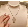 Utsökta Fashion Women Luxury Designer Wedding Snake Head Pure Plated K Gold Blue Eyed Red Pendant Chain CNC Precision High Edition