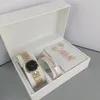 Ensemble de cinq pièces de montres, bijoux, montres de luxe pour femmes, montres à quartz à bracelet en acier simple