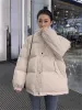 Parkas Krótkie pogrubiona bawełniana płaszcz Kobiety 2023 Zima jesienna zima Nowa koreańska luźna studenci odzież chlebowa