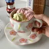 ソーサーフラワープリントコーヒーミルクカップを添えたクリエイティブハンドキーセラミックマグカップ