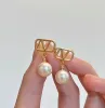 مصمم أزياء للسيدات أقراط أعلى جودة v v woman pearl artrings gold color simple style brass iscling ropring arring