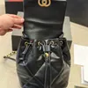 Luxuriöse Designer-Tasche, Frühjahrsferien-Serie, hochwertige Goldschnalle, offener und geschlossener Kettenriemen, Schaffell-Retro-Rucksack, Umhängetaschen, Mini-Damen, Schwarz