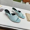 Projektowne slajdy powiązane z literą na wysokim obcasie Sandal Sandal Sandal Srebrne Obcasy Fretwork Black Leathe Slide Sandal Mille Mule Mellic Srebrne skórzane kapcie