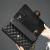 Um para um replicação de alta qualidade clássico hardware magnético mulheres cadeia carteiras de alta qualidade caviar de pele de carneiro Luxurys Designer saco bolsa titular do cartão 002