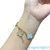 2024 Designer di gioielli di marca Vanl Cleefl Arpelsv Quattro foglie di erba Cinque fiori Bracciale da donna placcato spesso in oro rosa 18 carati Fritillaria bianca naturale