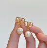 مصمم أزياء للسيدات أقراط أعلى جودة v v woman pearl artrings gold color simple style brass iscling ropring arring