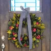 Dekoratif çiçekler, nar kapalı doğal Noel çelenkleri ile ön kapı için meyve çelenkini düşmüş