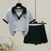 Abiti Set di abiti dolci Set da due pezzi da donna Colletto polo Top Aline Minigonna corta Ricamata a forma di cuore Semplice casual estivo