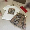 Nieuwe meisjeskledingsets zomer Tweedelige pakken kinder trainingspakken Maat 100-160 CM T-shirt met geruit beerpatroon en rok met streepontwerp 24Mar