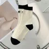 Chaussettes noires et blanches pour femmes, mi-tube en coton à rayures brodées, respirantes, Double aiguille, sport de printemps et d'été