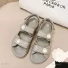 Designer Channeles Sandali Scarpe estive da spiaggia calde Scarpe da donna piccole in pelle profumata con suola spessa Le donne indossano scarpe aperte alla moda in estate Caligae Pacchetto della migliore qualità