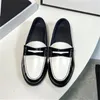 Metal ny kohudsäsong polerade klassiska loafers bekväma sko kvinnans designer fabriksmodeklänning tjocka solade skor med låda A10 88597 s
