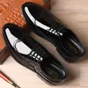 Yeni lüks tasarımcı erkek siyah beyaz gelinlik balo patent deri ayakkabılar erkek resmi ayakkabı sapatos tenis maskulino