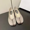 Couturier Margiela Lässige Ballettschuhe Luxuriöser flacher Absatz Ochsenziegen-Mischlederschuhe Damen-Fitness-Turnschuhe Schwarze weiße Turnschuhe Slipper-Sandalen