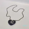 Collier pendentif à longue chaîne en forme de cœur de qualité de luxe avec cuir véritable noir style lisse avec timbre de boîte