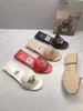 Pantoufles 2023 nouvelles sandales à talons plats surdimensionnées avec une boucle matérielle de forme droite pour des sandales de style d'été polyvalentes T240305