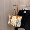 2024 Damska torba na bitę o dużej pojemności torby na ramiona luksusowa duża torba nowa modna i modna torba graffiti dojeżdża