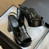 Sandalias de tacón de plataforma de alta calidad Tacón de bloque grueso Dedos abiertos Zapatos de vestir Hebilla Tacón alto para mujer Suela de cuero Tacones de diseñador de lujo Zapatos de cena de oficina