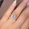 Cluster Rings 18k Rose Gold Lab Diamond Finger Ring Set 925 Sterling Silver Party Wedding Band för kvinnor Män Engagemangsmycken gåva