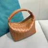 Borsa per il pranzo in tessuto con vera pelle Primavera Estate Nuova borsa di fascia alta Borsa versatile monospalla sotto le ascelle per donna 240305