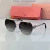 2024 Miumius gafas de sol diseñador para mujer anti-radiación UV400 personalidad para hombre gafas retro placa de alto grado valor miui sunglass FVZ3