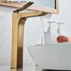 Rubinetti per lavandino del bagno Rubinetto per lavabo in bronzo antico Miscelatore per lavabo in ottone caldo e freddo Installazione su ponte Q240305