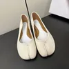 Couturier Margiela Lässige Ballettschuhe Luxuriöser flacher Absatz Ochsenziegen-Mischlederschuhe Damen-Fitness-Turnschuhe Schwarze weiße Turnschuhe Slipper-Sandalen