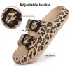 Leopard Soft Sole Kudde tofflor för kvinnor Double Buckle Thick Platform Moln Sandaler Sandaler Kvinna Summer Non-Slip Flip Flops